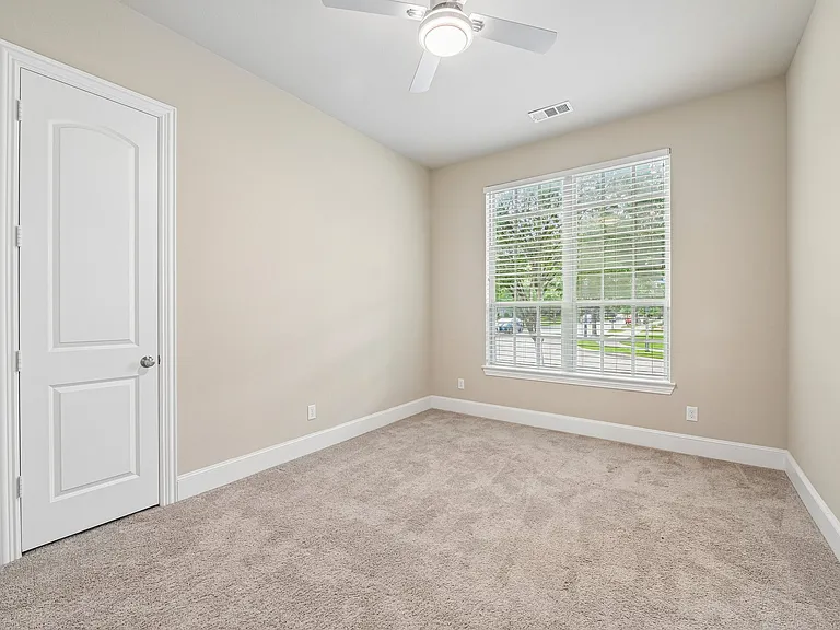Secondary bedroom with ceiling fan.