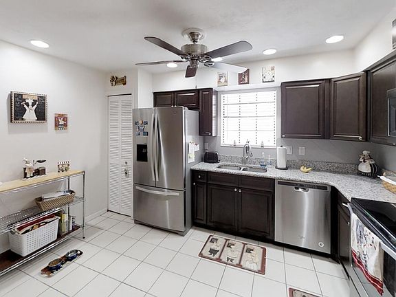 4th image of 947 Stonybrook Cir