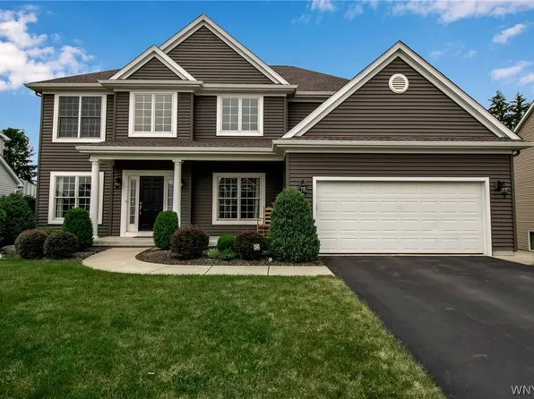 5 Silent Meadow Ln, Lancaster, NY 14086