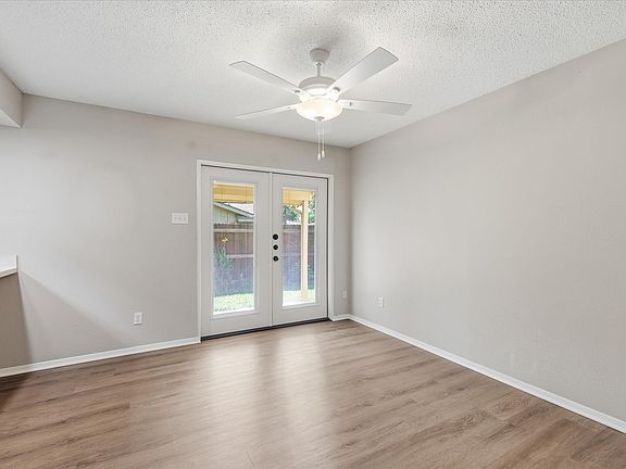 3rd image of 826 Shady Glen Ln