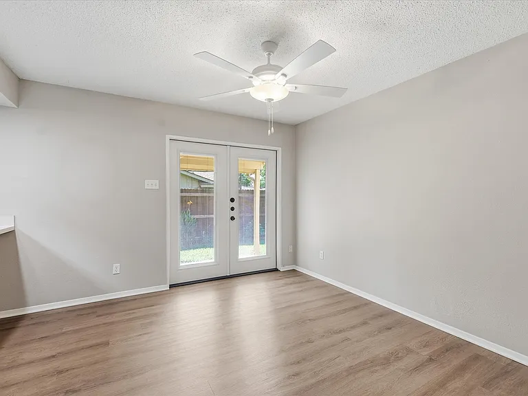 826 Shady Glen Ln — Photo 3