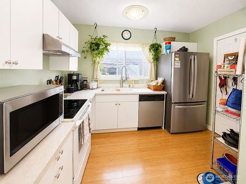 3rd image of 902 Harding Road