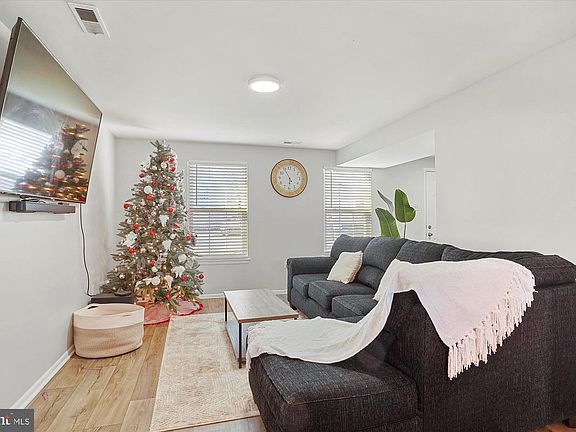 5th image of 329 Winterberry Dr