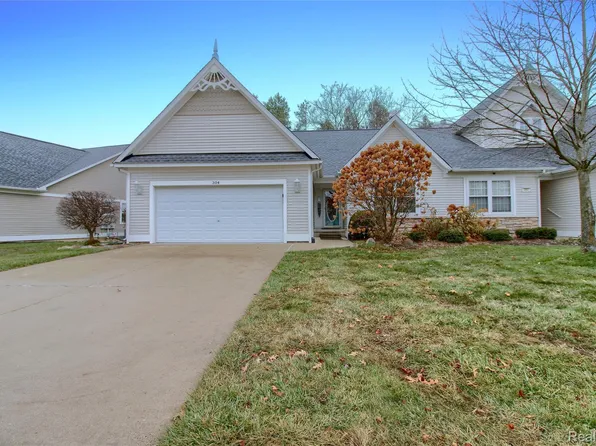 304 Victoria Park Dr #45, Howell, MI 48843