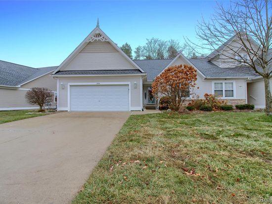 304 Victoria Park Dr #45, Howell, MI 48843