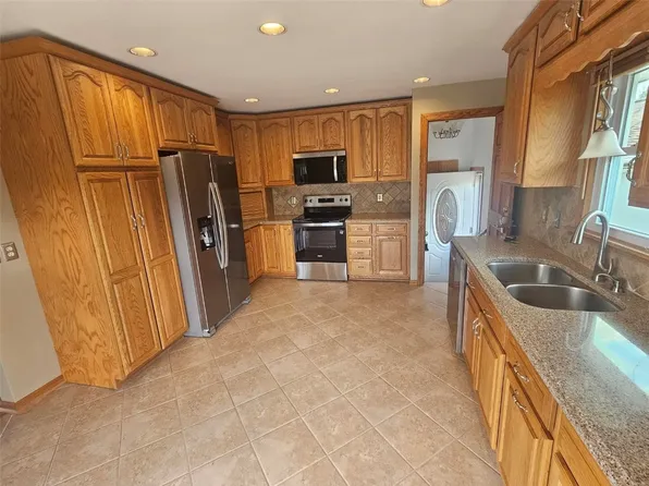 618 Central Ave, Center Point, IA 52213