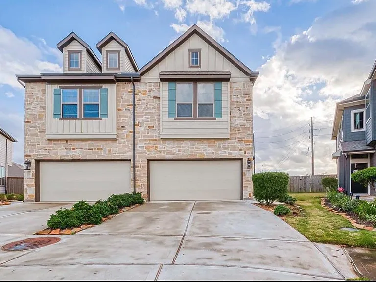 8700 Laurel Crest Dr — Photo 1
