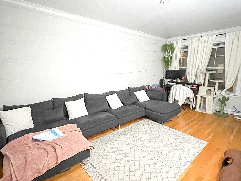 911 W. Oakdale Ave. — Photo 3