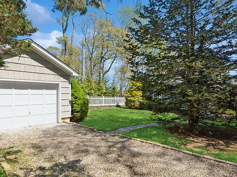 425 Briarwood Ln — Photo 32