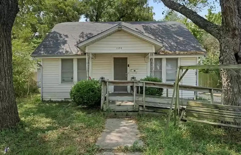 1104 Barlow St — Photo 1