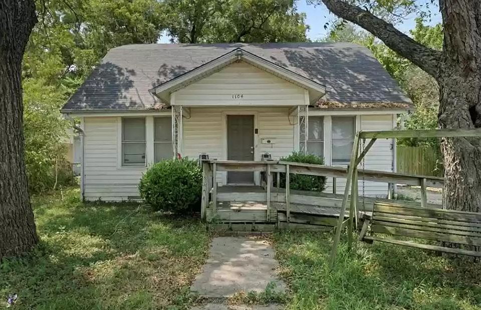 1st image of 1104 Barlow St