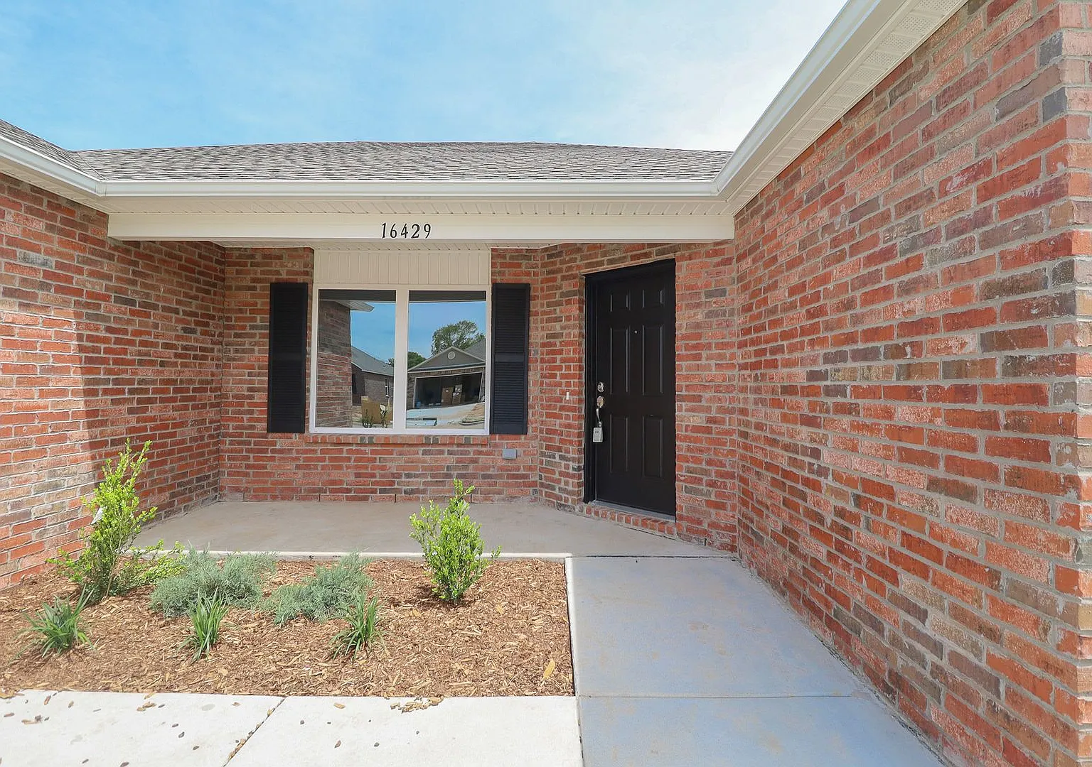 Stunning New Construction Home 4 Bed 2 Bath in Bixby! — Photo 3