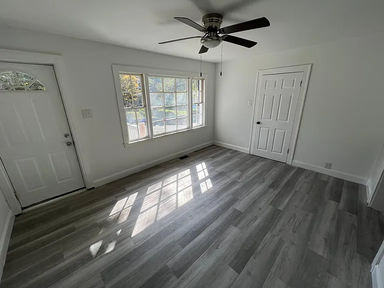 807 Price Ave — Photo 2
