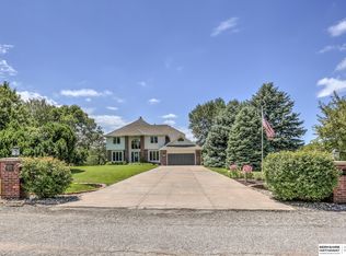 9400 Pearl Dr, Gretna, NE 68028