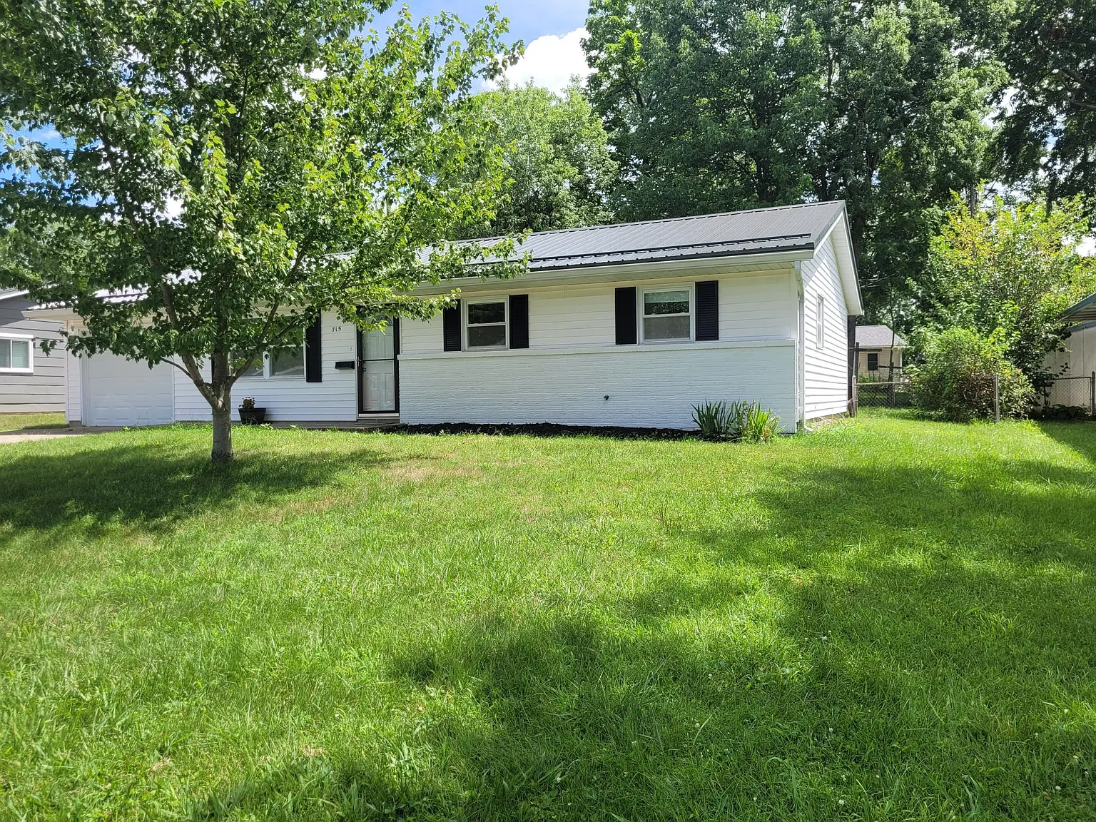 3 bed, 1050 sqft, $1,785 — Photo 3