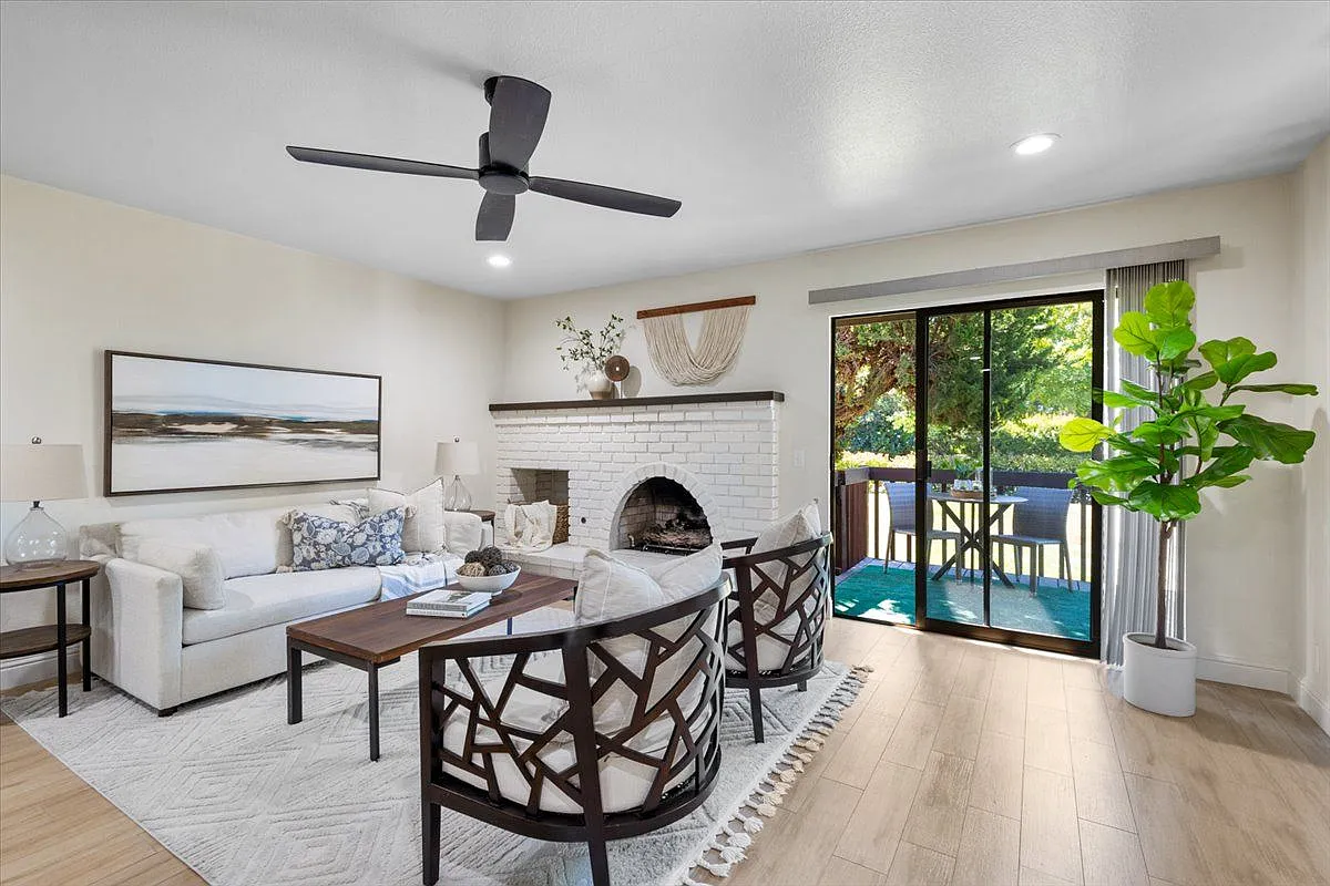 3 bed, 2.0 bath, 1213 sqft, $4,350 — Photo 3