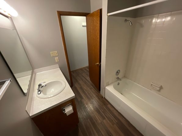 221 5th St S APT 4, Moorhead, MN 56560