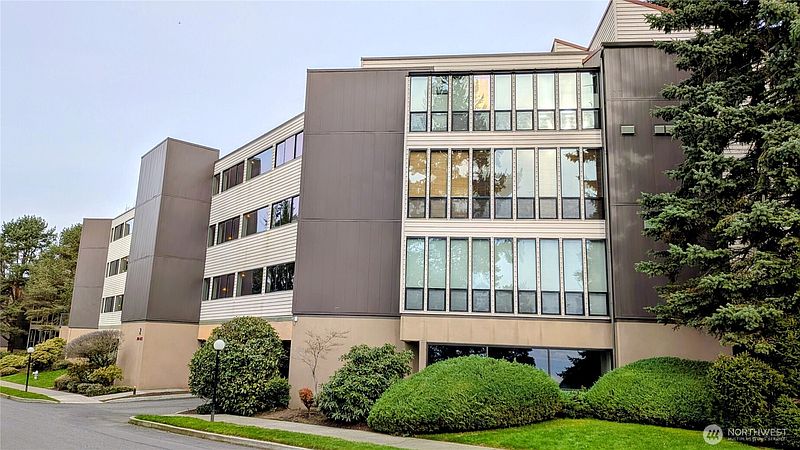 2nd image of 2419 S Cedar #210