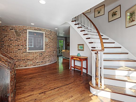 2nd image of 550 Hathaway Cir