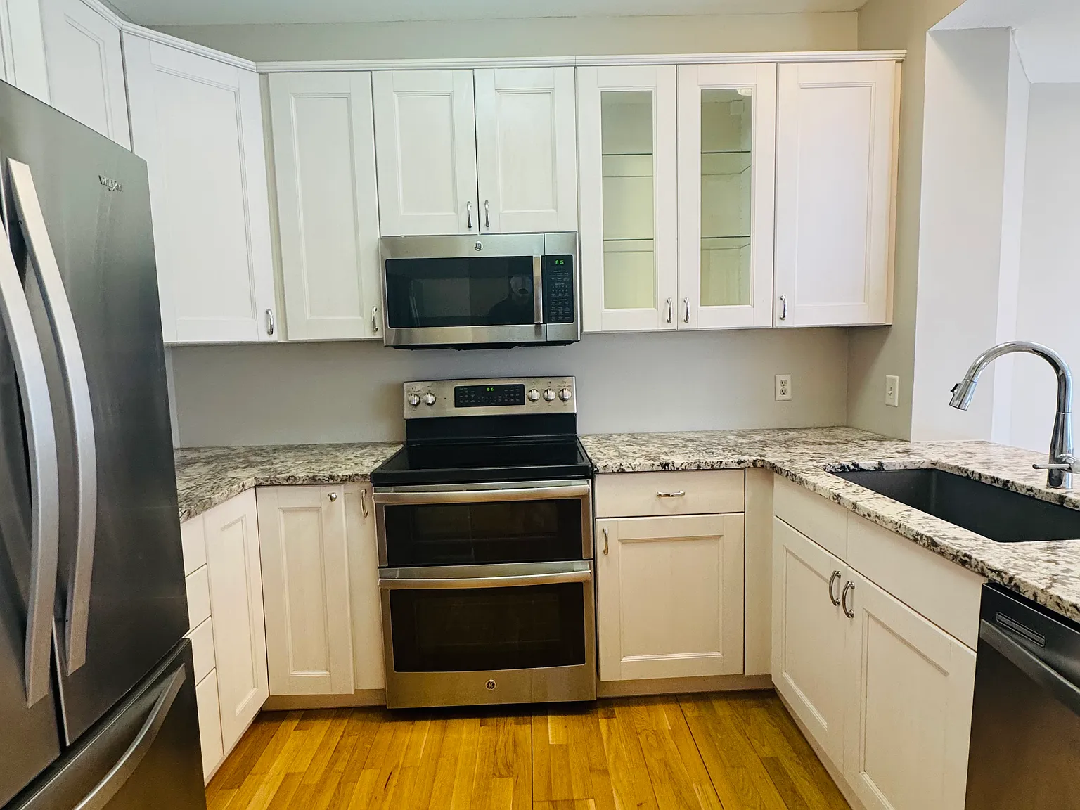 2 bed, 1010 sqft, $1,995 — Photo 3