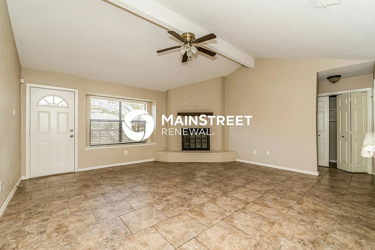 Living Room - 907 Cresthaven Dr