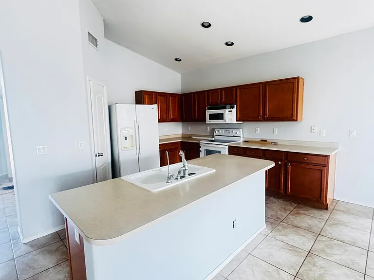 3560 E Feather Ave — Photo 7