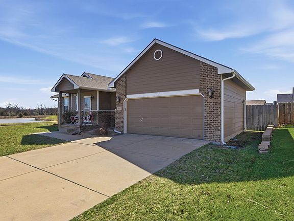3rd image of 635 Prairie Parkway Ct
