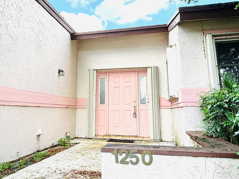 1250 SW 72nd Ave — Photo 2
