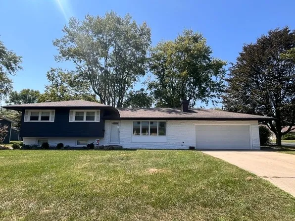 321 Cedar Ln, Arthur, IL 61911