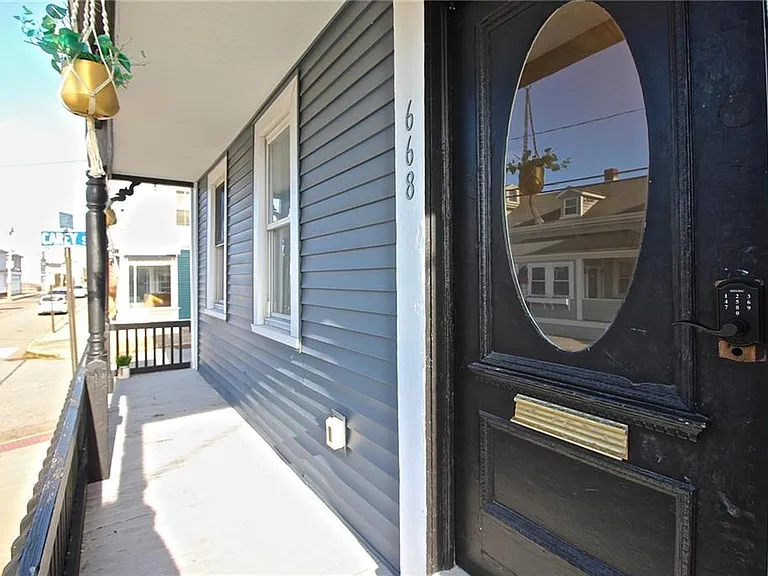 668 Thames St #2 — Photo 6
