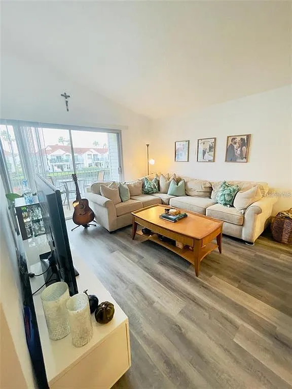 1 bed, 1.0 bath, 680 sqft, $1,299 — Photo 2