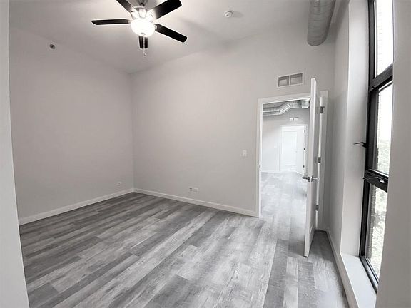 4th image of 4811 N Leavitt St