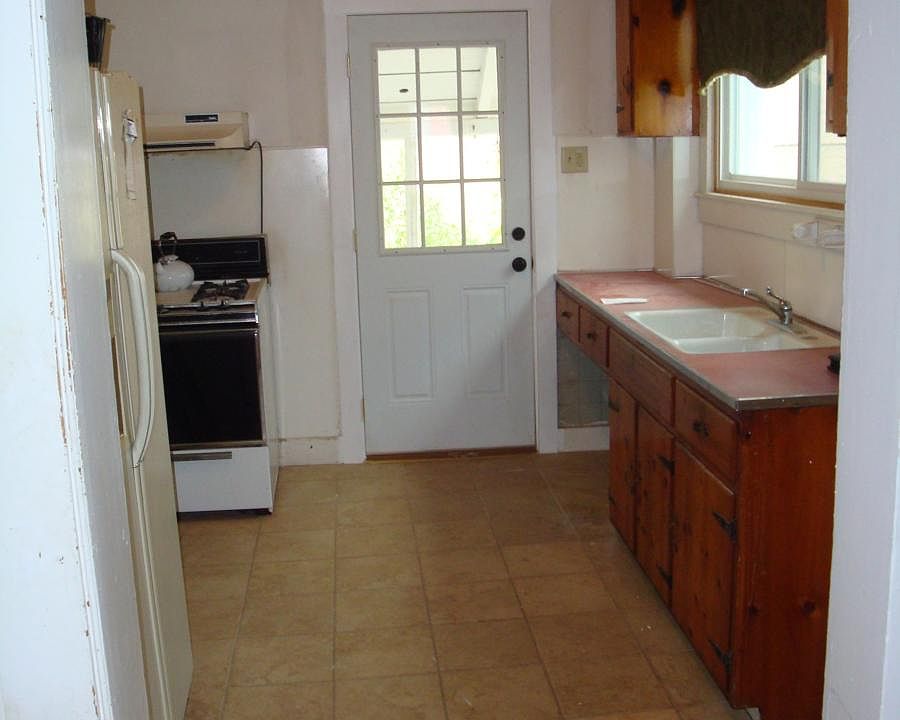 2nd image of 525 Spruce St