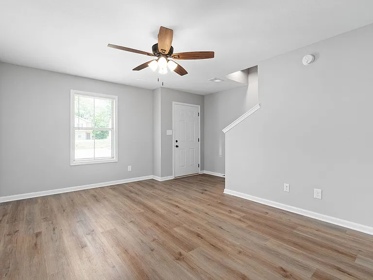 223 Smithson Ln — Photo 5