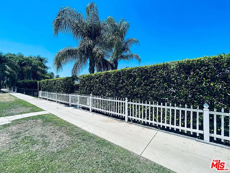 22131 Victory Blvd — Photo 24