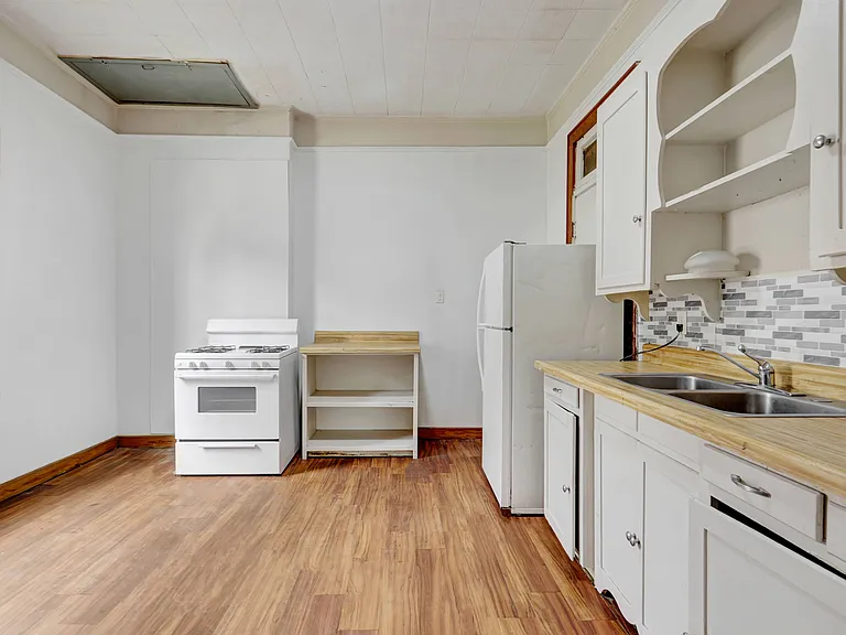 Peak Apartments — Photo 16