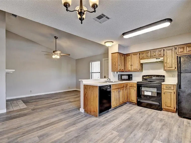 20800 Bonanza St #C — Photo 11
