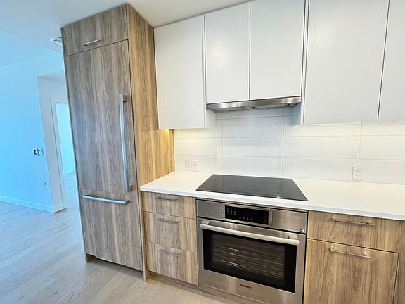 4th image of 8398 Oak St #605