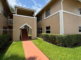 824 Twin Lakes Dr, Coral Springs, FL