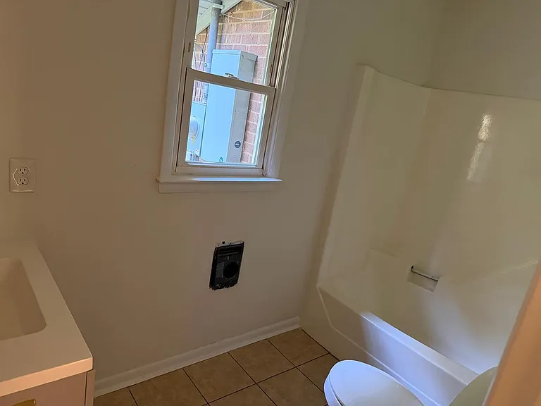 1403 Saxon Ct — Photo 8