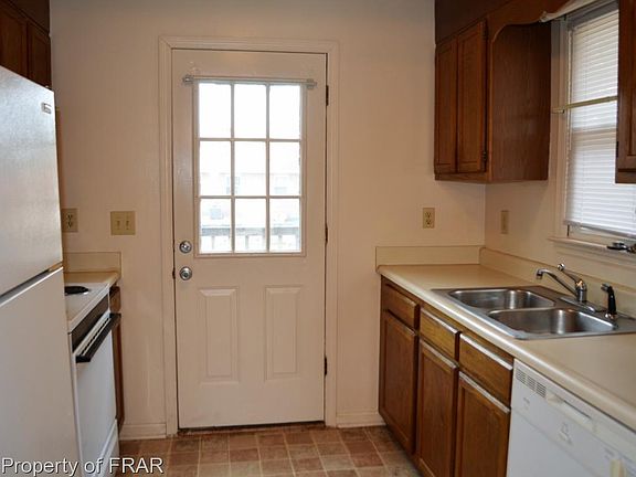 3rd image of 2952 Peacock St