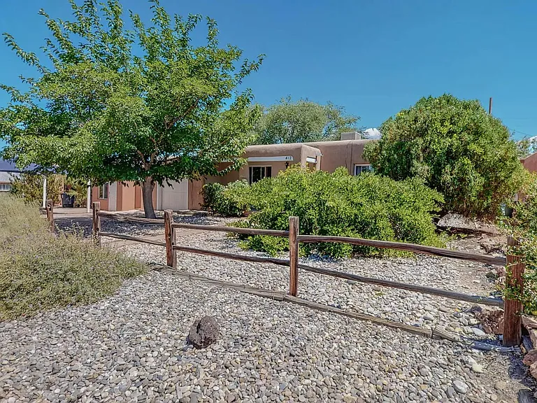 412 Cardenas Dr NE — Photo 3