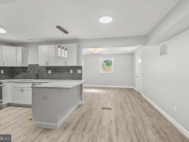 12 Holbrook Ln — Photo 6