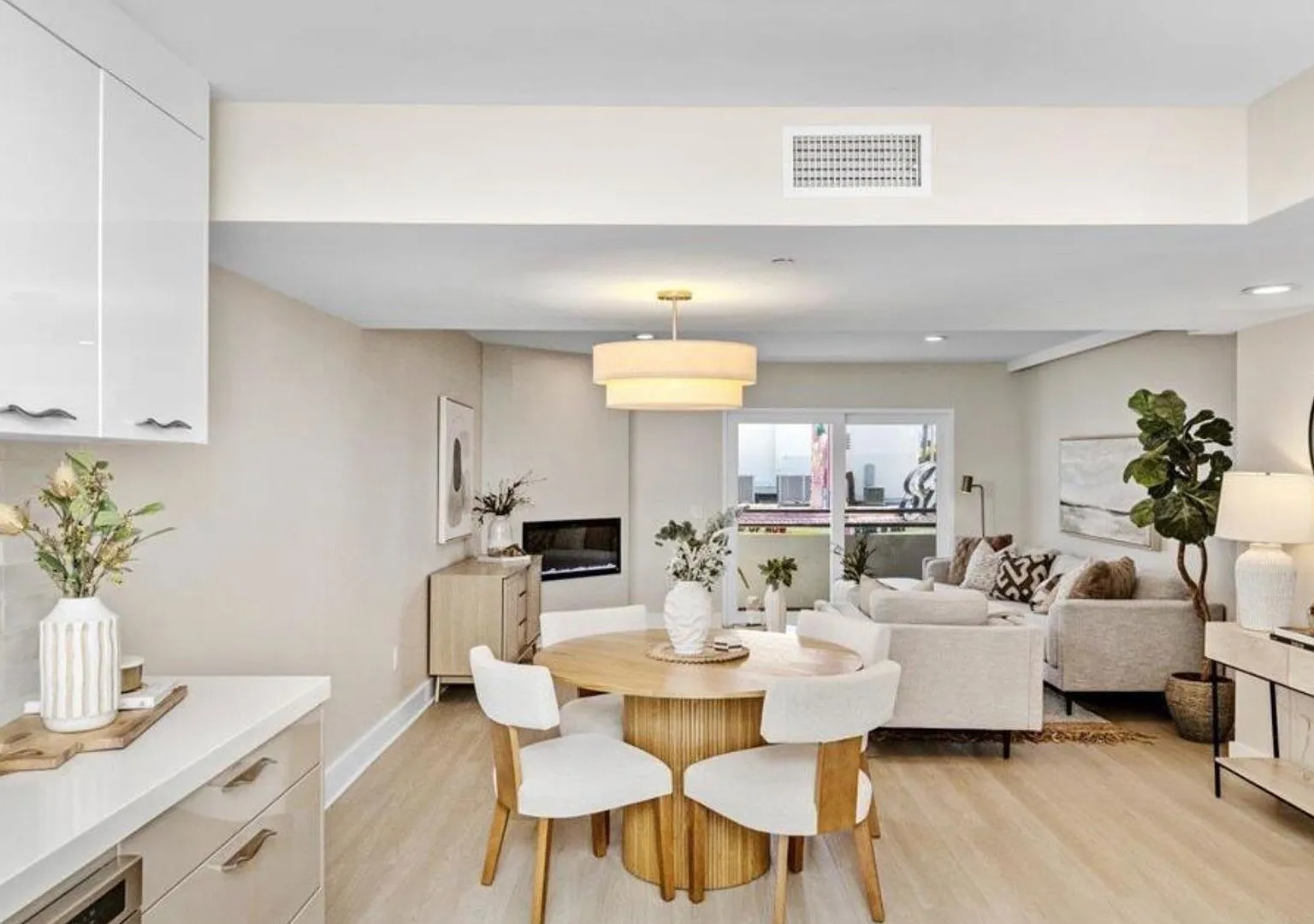Live in a Penthouse with Private Rooftop Deck, just 4 blocks from the Beach — Photo 4