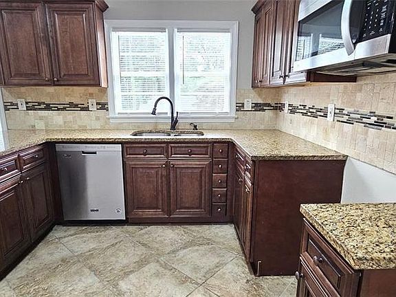 5th image of 1752 Parkhill Dr