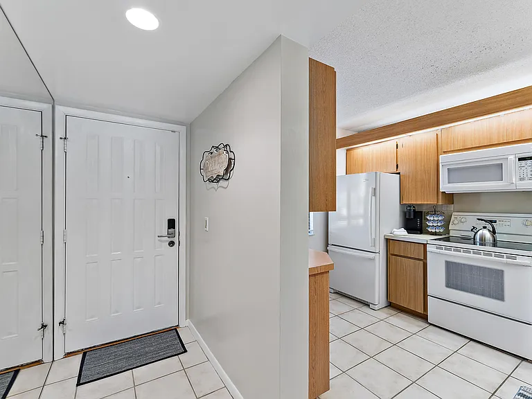 1001 Seafarer Cir #204 — Photo 8