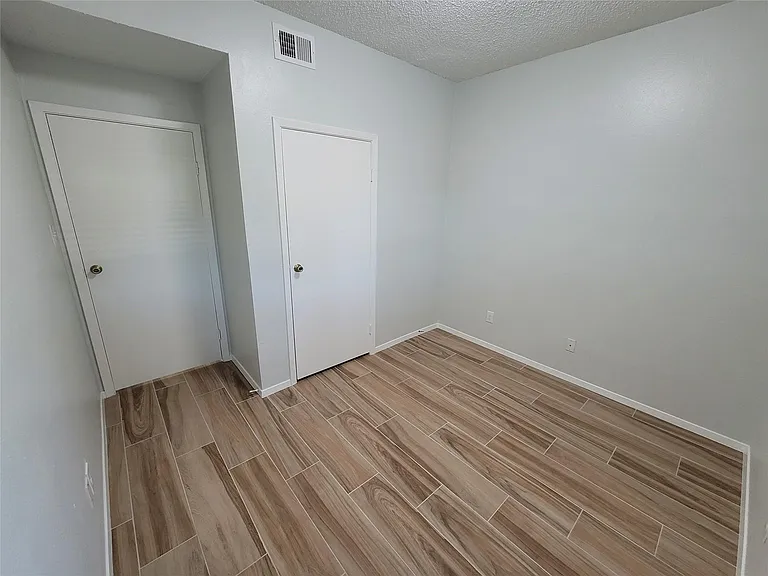 7055 N Holiday Dr — Photo 8