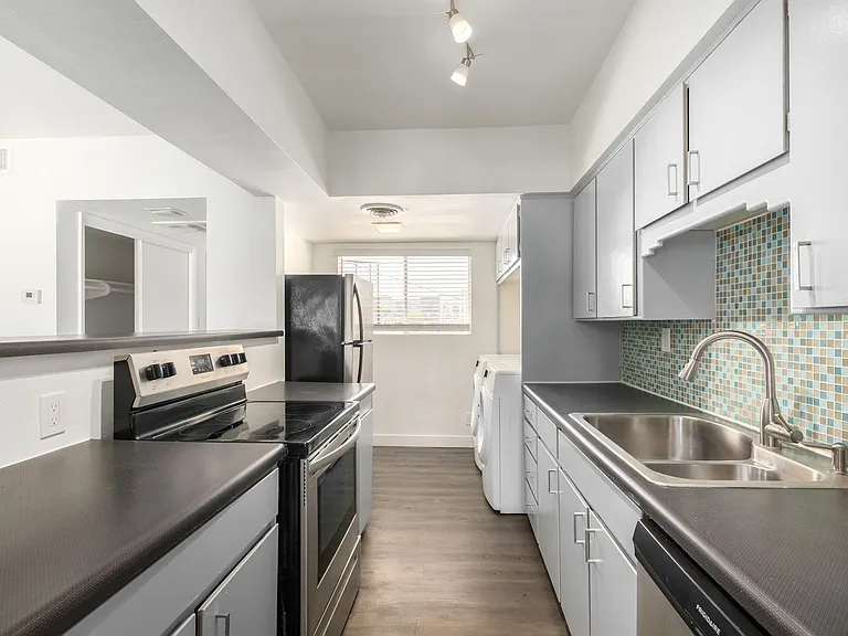 The Shorewood Apartments — Photo 44