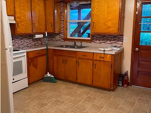 4th image of 227 Saint Albans Rd #2