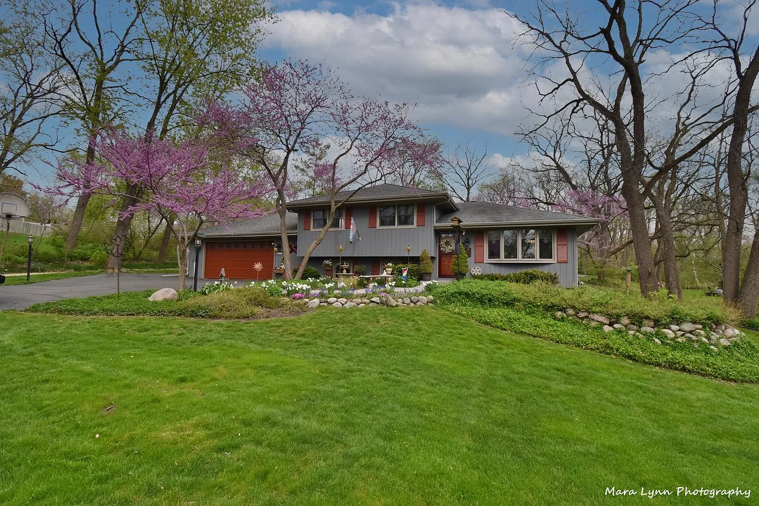 6N385 Essex Ave photo 1